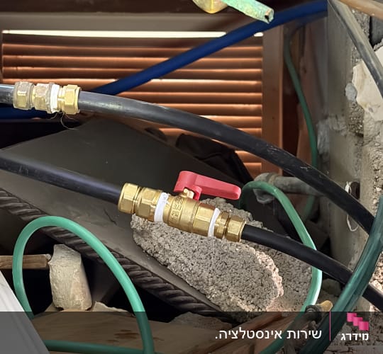 צינורות ומחברים בעבודת אינסטלציה